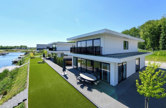Luxury 8-person villa by the water with private jetty, hot tub and Finnish sauna. Perfect for a relaxing stay!