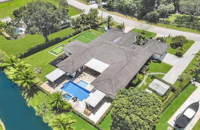 Luxury 8BR w/ Pool & Mini-golf & Soccer- 19 Guests