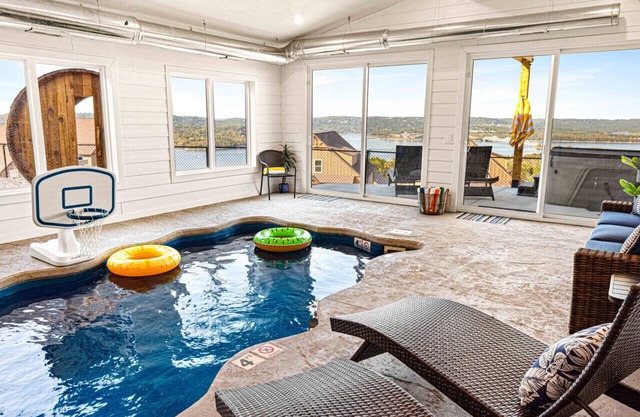 💙 LUXURY 9 BED LAKE HOUSE/PRIVATE INDOOR POOL/HUGE GAME RM/THEATRE RM & SAUNA!