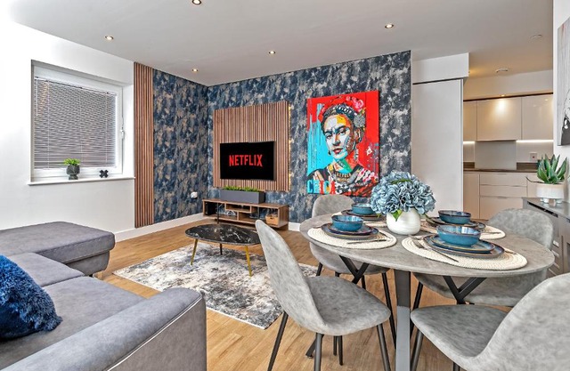 LUXURY AIRPORT SUITE, FREE Parking, FANTASTIC Location, Close To Airport, Train Station And Town Centre