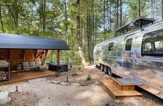 Luxury Airstream W/ Bathtub, River & Hot Tub