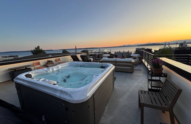 Luxury Alki house with Hot Tub on Rooftop Deck and Views
