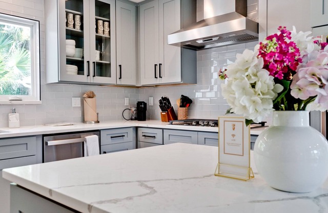 Luxury along Manatee River, close to Anna Maria beaches, heated pool & spa!