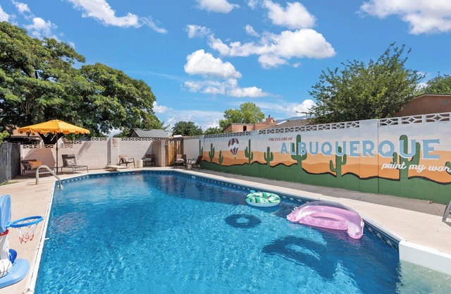 Luxury Amenity Paradise! Sleeps 18 - Pool, Hot Tub, Game Room, Golf, Fire Pit!