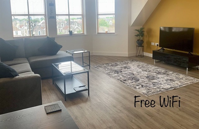 Luxury apartment, a few steps from the beach with sea views