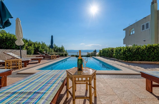 Appartement de luxe A2 avec piscine et vue sur la mer