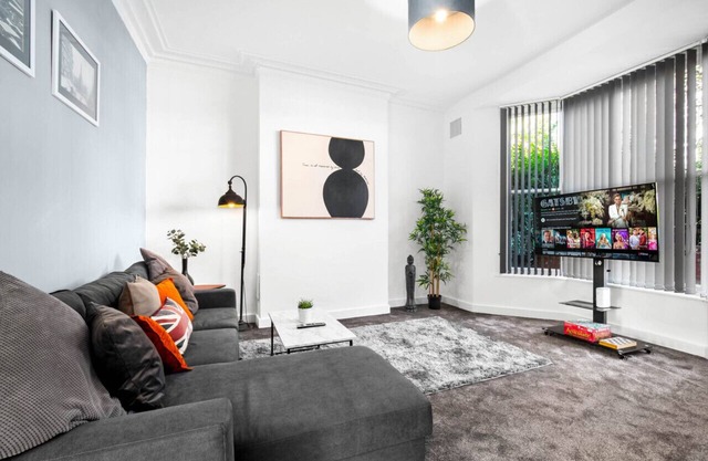 Luxury Apartment - Netflix - On Street Parking