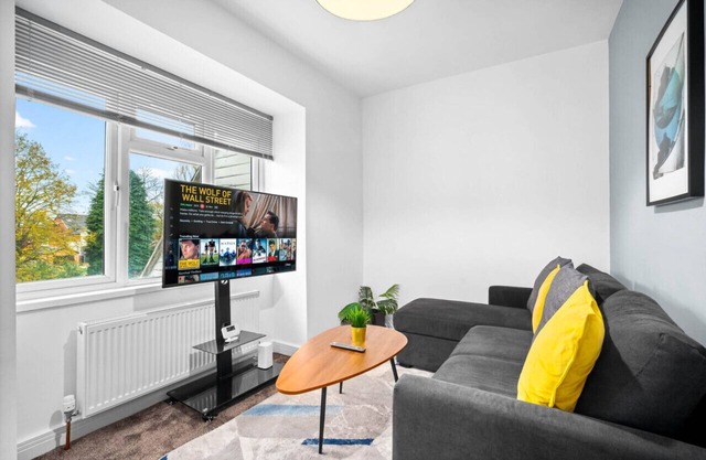 Luxury Apartment - Netflix - On Street Parking