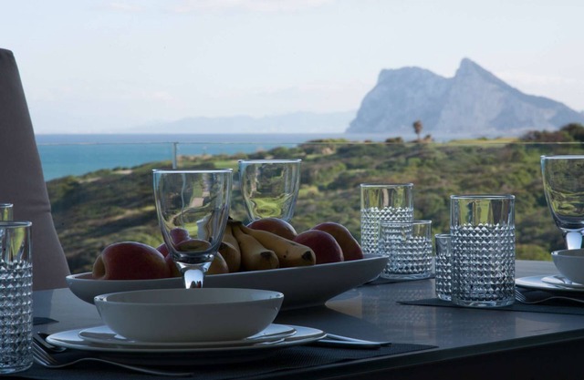 Appartement neuf vue mer, golf et Gibraltar
