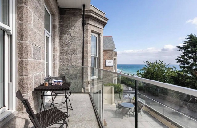 Appartement de luxe, vue sur la mer, balcon, piscine, spa, salle de gym, parking, FreeWifi