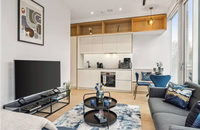 Luxury Apartment with Orbit Cinema, ZoneX Game Room, Gym, Lounge near Station