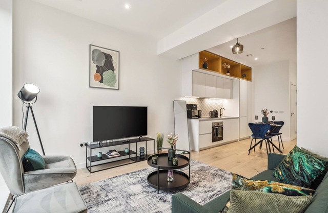 Luxury Apartment with Gym, Cinema, Game Room, Park, near Station