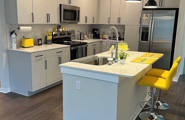 Luxury Apartment with Garage and Washer/Dryer