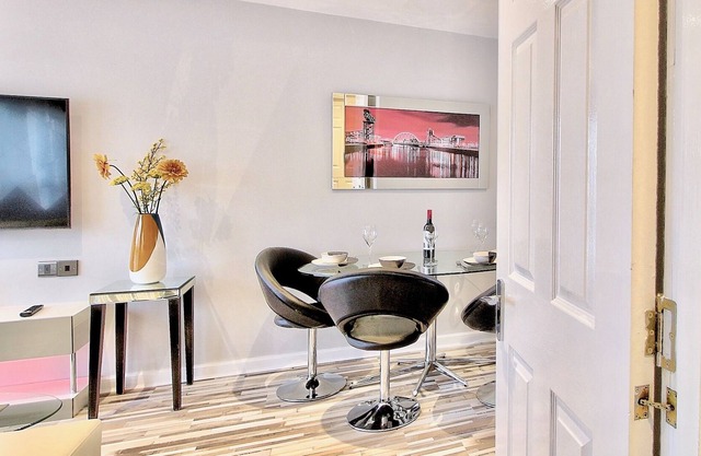 Luxury Apartment with Views of River Clyde