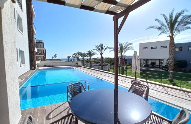 Appartement de luxe avec piscine privée, offre des vues sur la plage, la mer et la montagne