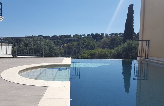 Appartement de standing vue mer dans le village médiéval de Biot 3 km de la mer