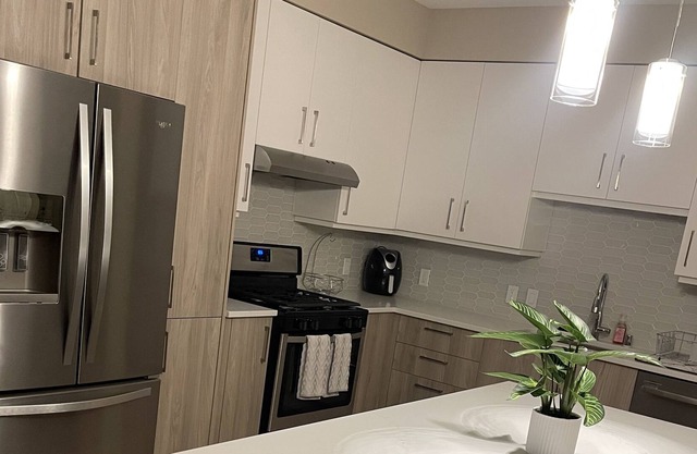 Luxury apt 10 mins from airport/downtown