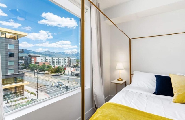 Luxury Apt. 6th floor- King Bed Gym Prkg Pool NEW