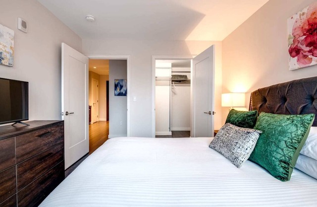 Luxury Apt in the Heart of Seaport-BEN-605