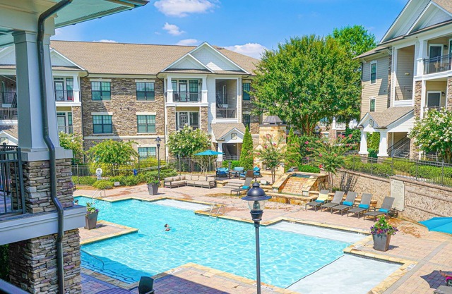 Luxury away from the noise by the pool