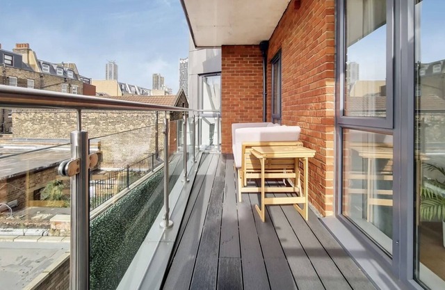 Luxury Balcony Apartment- Elephant and Castle, London