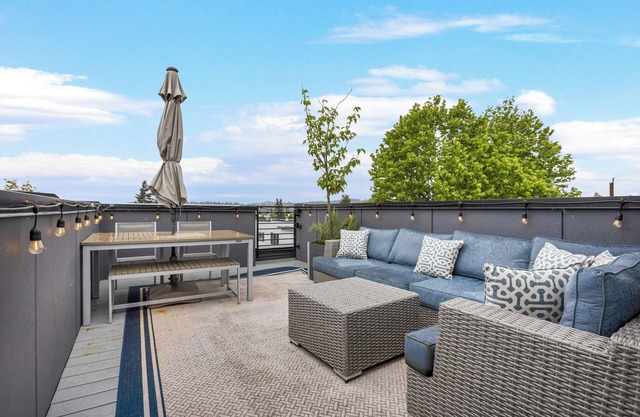 Luxury Ballard Townhome with Parking/Roofdeck
