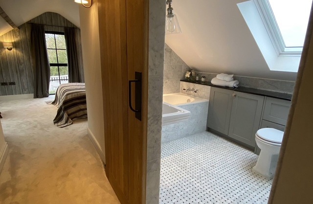 Luxury barn - 3 bed, 3 bath with stunning garden & new hot-tub
