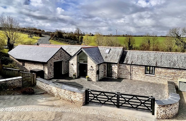 Luxury barn conversion near Padstow - stunning ocean views, garden and hot tub