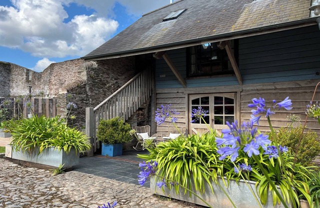 Converti Granary Barn Dans historique Ferme cour avec bain à remous Proche Mer