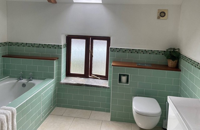Luxury Barn near Heritage Coast ,Ewenny with hot tub and outdoor pizza oven.