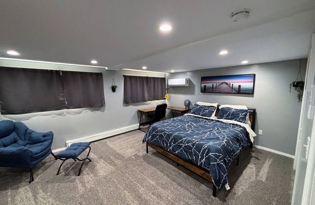 Luxury Basement Retreat: Private Suite, Dolby Theater, Quiet Cul-de-Sac Location