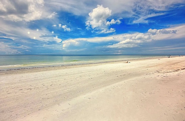 Luxury beachfront 2/2 condo at the famous Tides Bech Club!