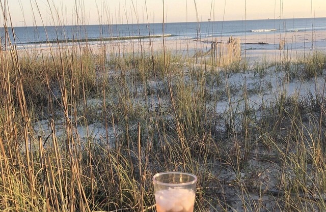 HOU LA LA! AOÛT 165 $ / NUIT! APPARTEMENT DE LUXE À LA PLAGE! PLAGE, BAIE ET PISCINE 4 personnes!