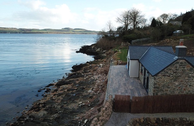 Luxe romantique Bothy surplombant la mer avec accès direct à la plage privée