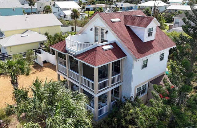 Luxury Beach House, Private Salt Pool. Walk to the Private Beach