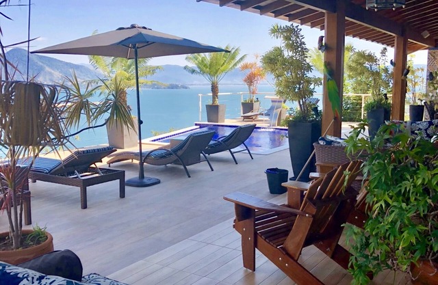 Luxe maison de plage avec piscine, terrasse et ascenseur donnant sur la mer