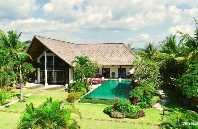 Villa de luxe sur la plage avec piscine à débordement.