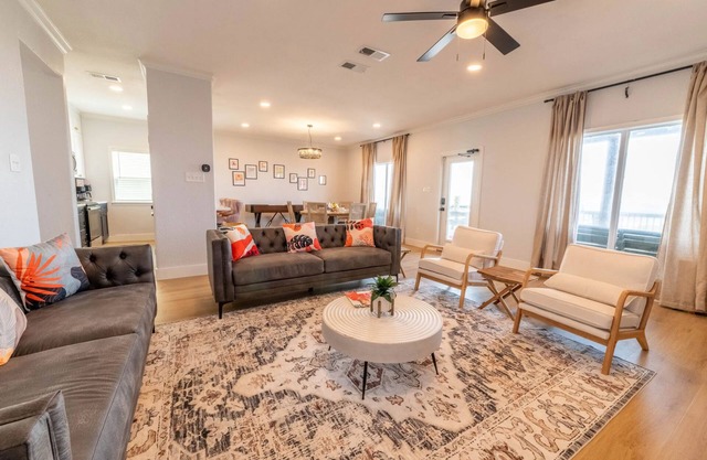 Luxury Beachfront Villa for 19 Newly Renovated Coconut Breeze in Surfside Beach