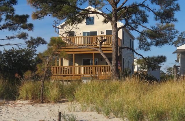 Maison de luxe en bord de mer sur la plage de sable blanc doux