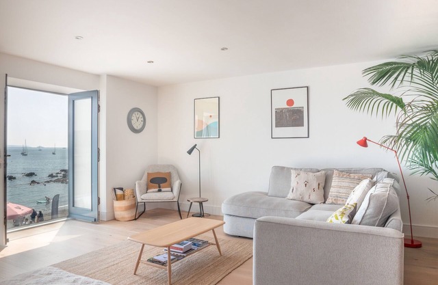 Luxury beachfront maisonette with parking sleeps 6