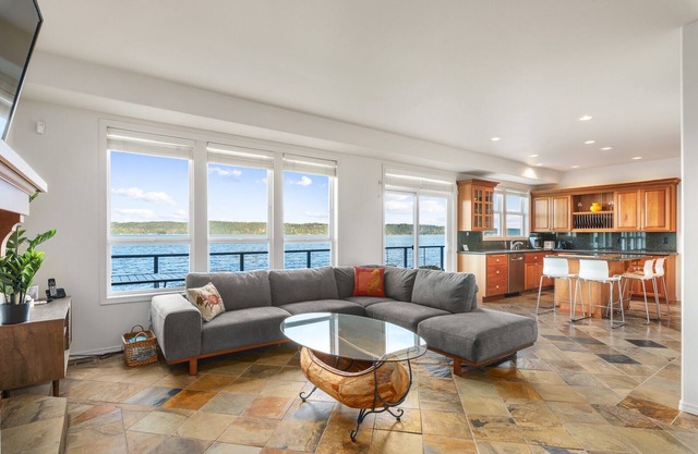 Luxury Beachfront Retreat w/ Hot Tub, Fireplaces, Patio, Easy Beach Access