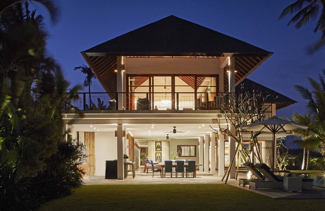 Villa de luxe en bord de mer dans un excellent emplacement
