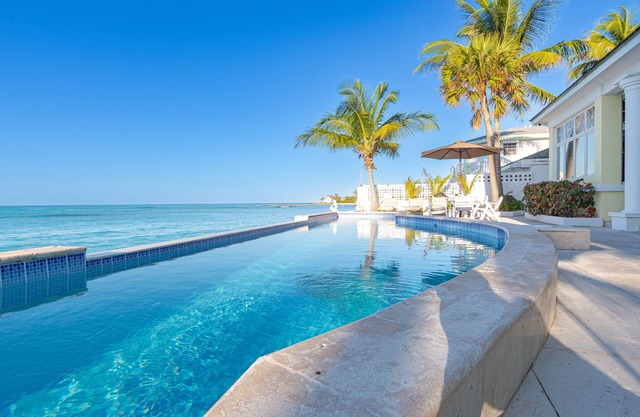 Luxury Beachfront Villa with private beach access & Pool, Mainhouse & Guesthouse
