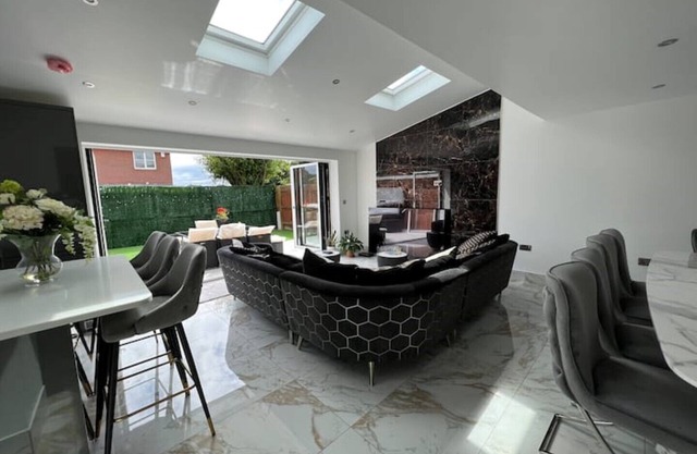 Luxury Birmingham 4 bedroom family home with hot tub, games room and parking
