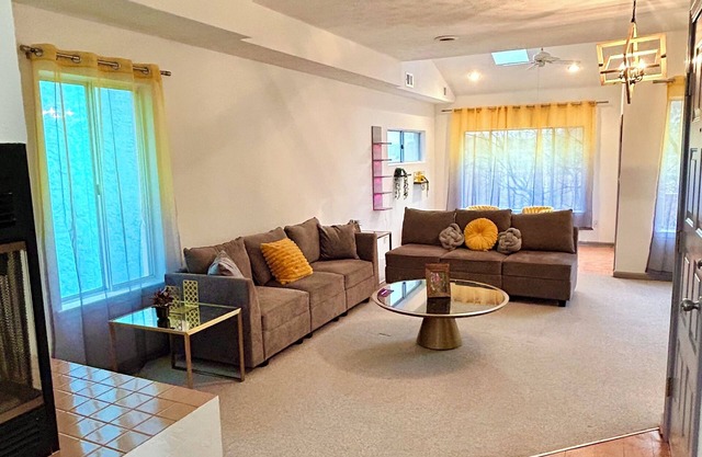 Luxury by the Bay: 2-bedroom Beach House Hampton