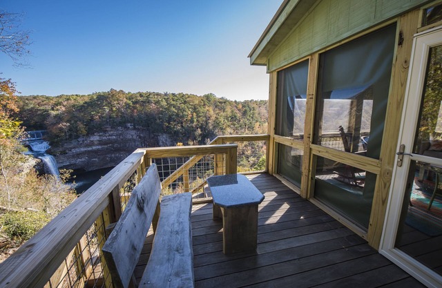 Surplombant le canyon à Desoto Falls sur Lookout Mountain à Mentone, Alabama