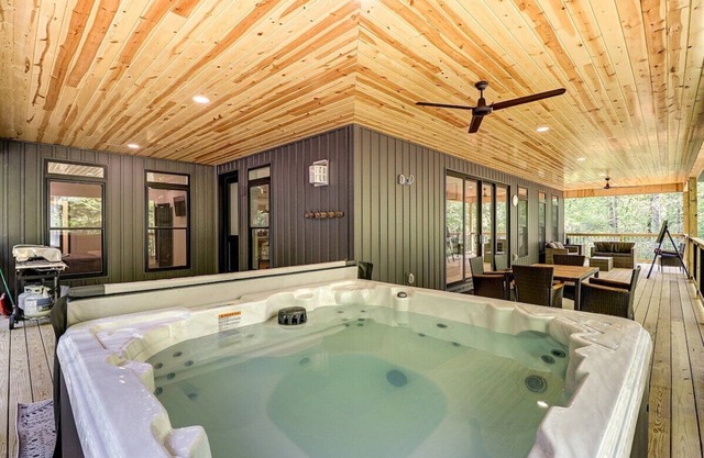 Luxury Cabin in Hocking Hills that sleeps 16!