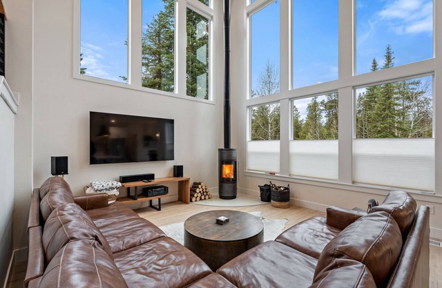 Luxury Home w/Fireplace Minutes To Tamarack/Lake Cascade