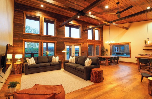 Luxury cabin near Cody: 2 kings, kids bunkroom, fire pit, country charm with easy access.