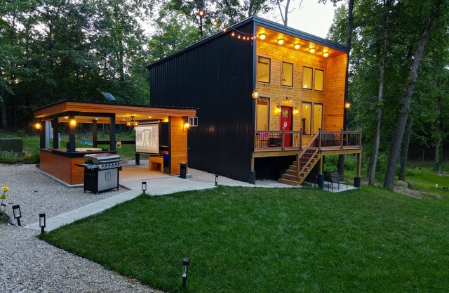Luxury Cabin on 9 acres/ Sleeps 6 with Hot Tub